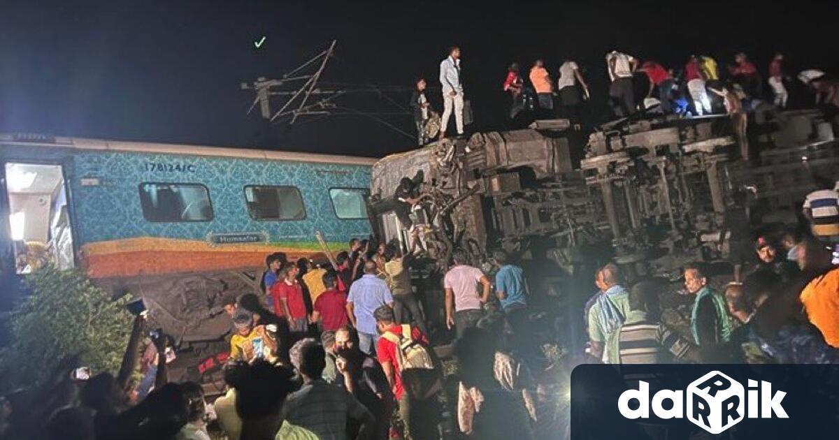 Най малко 50 души загинаха при сблъсък между пътнически и товарен