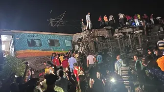 Най-малко 50 загинали и 350 ранени при сблъсък на пътнически и товарен влак в Индия