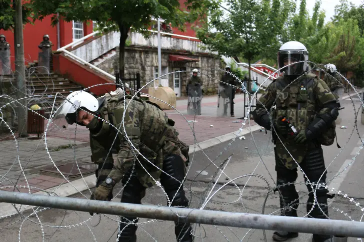 Миротворци от НАТО издигнаха бариери в град в Косово