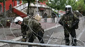Миротворци от НАТО издигнаха бариери в град в Косово