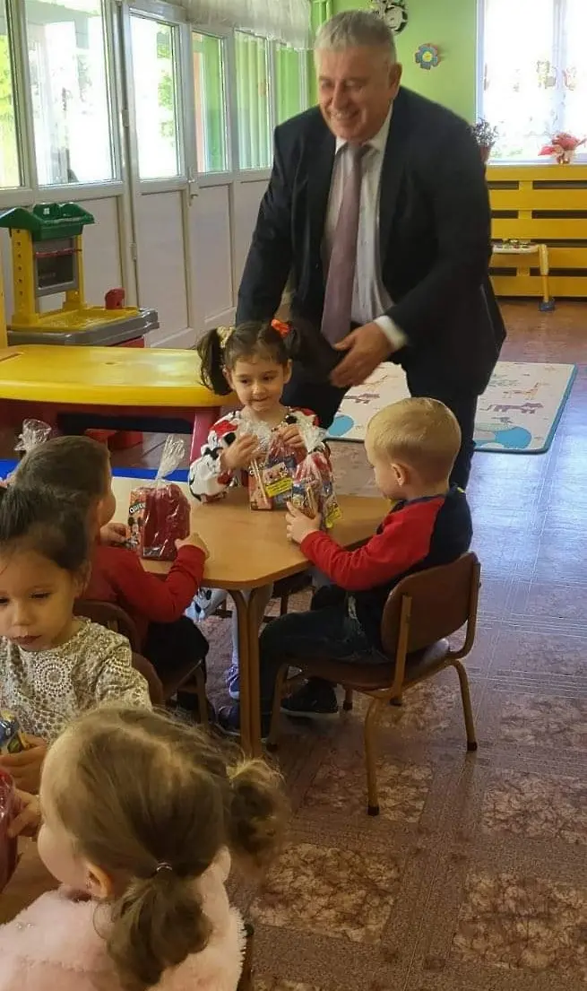 Областен управител изненада децата от 12 детски градини в община Смолян с лакомства за 1 юни 
