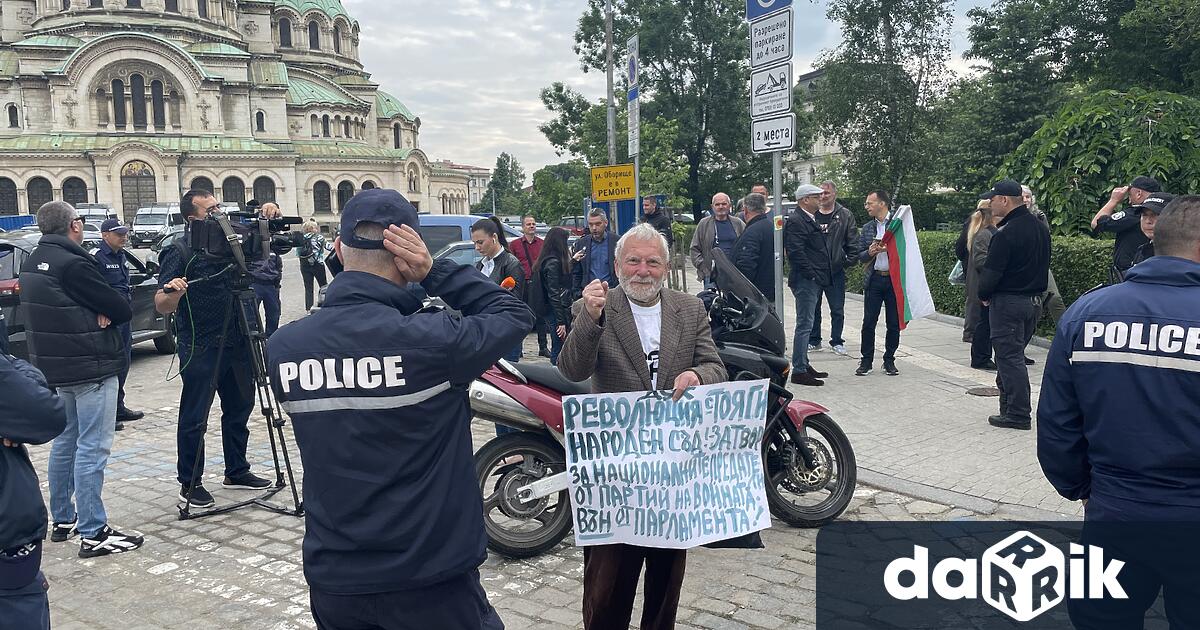 Протест в подкрепа на президента Румен Радев се провежда пред