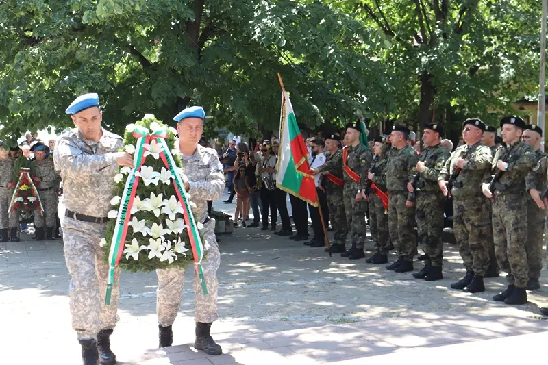С военни почести и духов оркестър в Русе бе отбелязан Денят на Ботев 