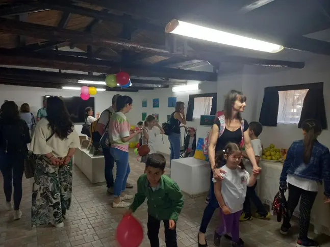 В Балчик откриха благотворителна изложба на децата от Карин дом „Слънчева градина“ 