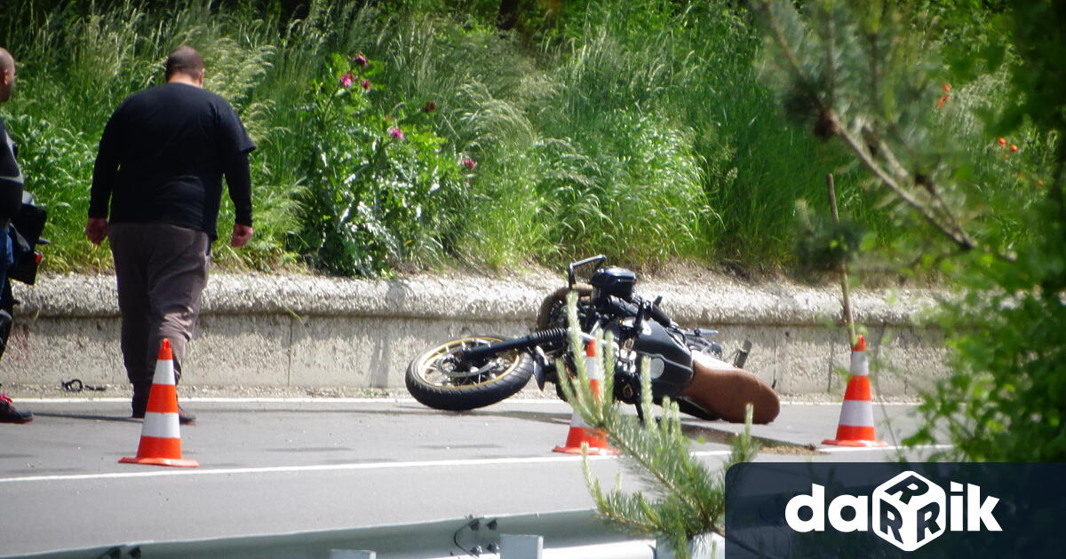 Починалиятна пътя Симитли-Разлог мотоциклетист в местността Баба Цвета на пътя