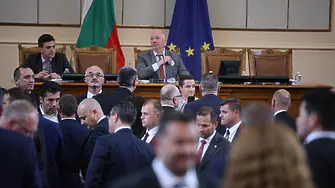 Депутати от “Възраждане“ обградиха Явор Божанков и саботираха изказването му