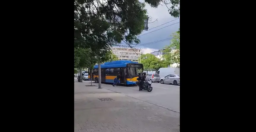 Моторист разби вратата на тролей в София и нападна шофьора (видео)
