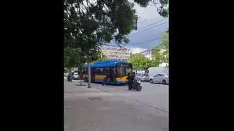 Моторист разби вратата на тролей в София и нападна шофьора (видео)