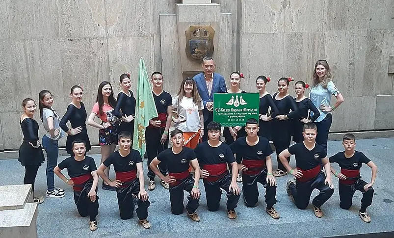 Кметът на Бургас се срещна с талантливите танцьори от Пордим