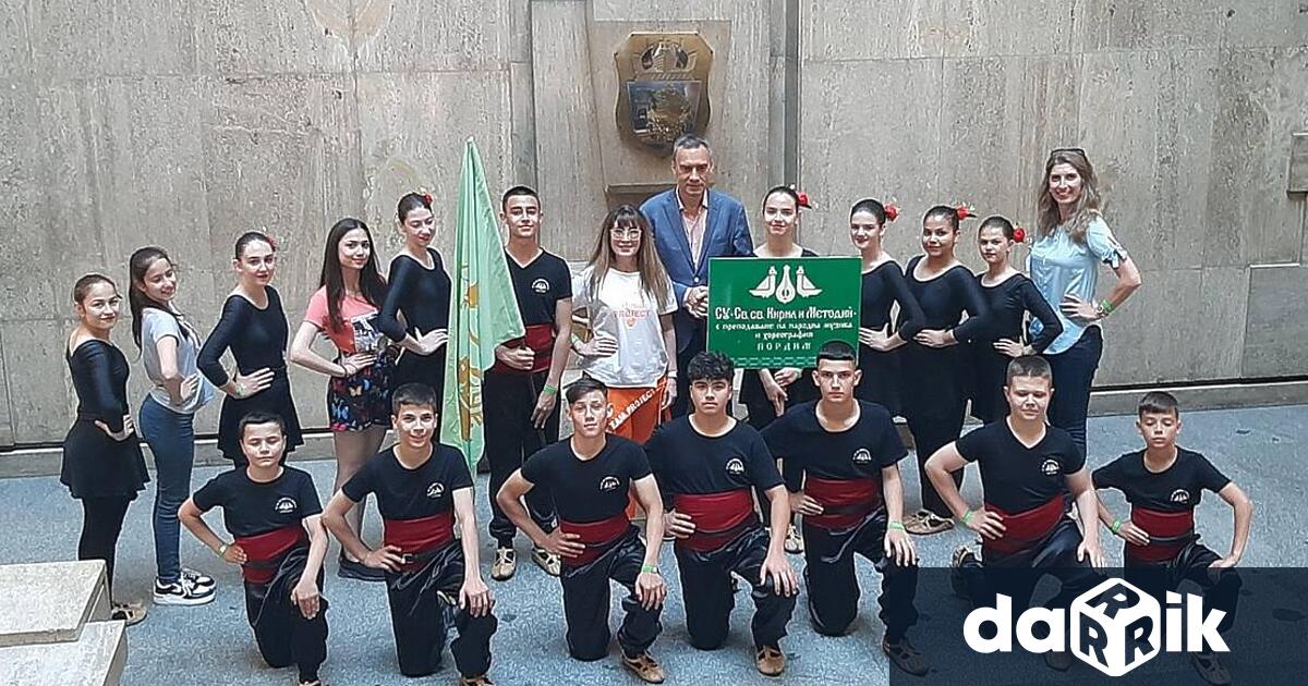 Кметът на Бургас се срещна с талантливите танцьори от СУ
