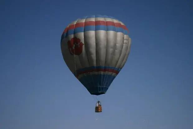 На 4-ти юни братя Монголфие демонстрират своя балон с горещ въздух