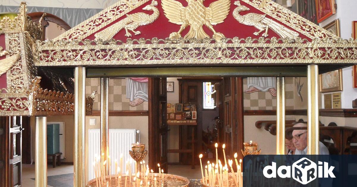 Православната църква почита днес Свети Дух. Празникът се отбелязва в