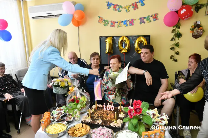 Столетница посрещна в Сливен вековния си юбилей с песен по Пенчо Славейков