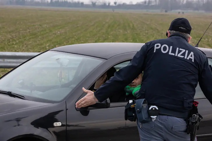 Петима италиански полицаи са обвинени в измъчване на мигранти и бездомни хора
