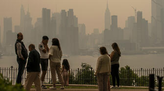 Отменени полети, барикадирани хора, маски: Ню Йорк се покри с димна завеса от канадските пожари 