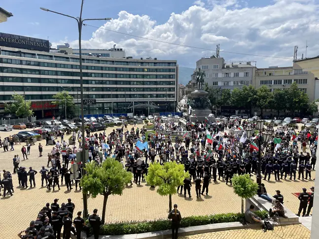 „Възраждане“ протестира пред парламента (снимки)