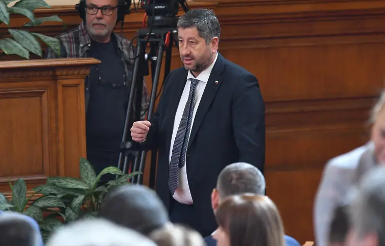 Христо Иванов иска Пеевски да се оттегли от конституционната комисия