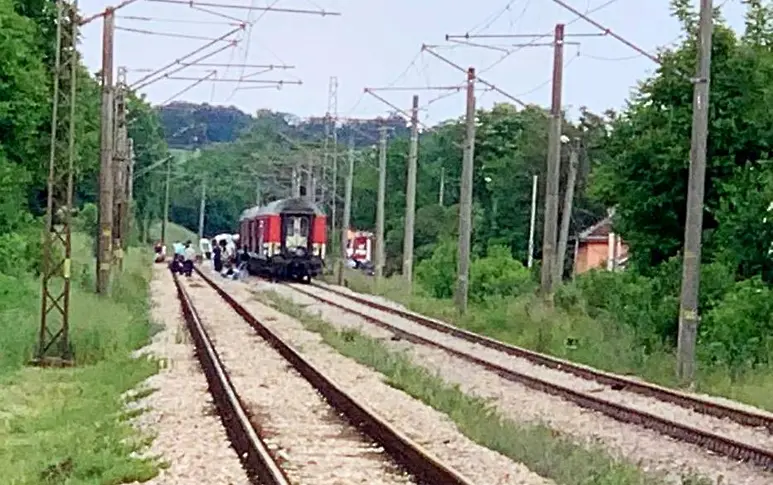 Двама загинаха след като бързият влак София - Варна блъсна бус на прелеза при с. Гривица