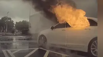Кола с деца се запали на паркинг, докато майка им извършвала грабеж (Видео)