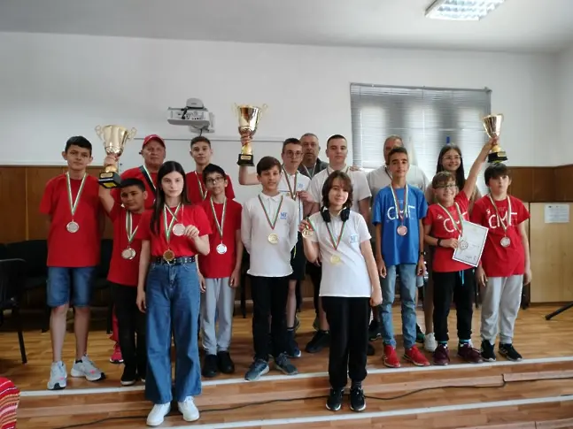 Ученици от Математическата гимназия във Варна станаха републикански шампиони по шахмат