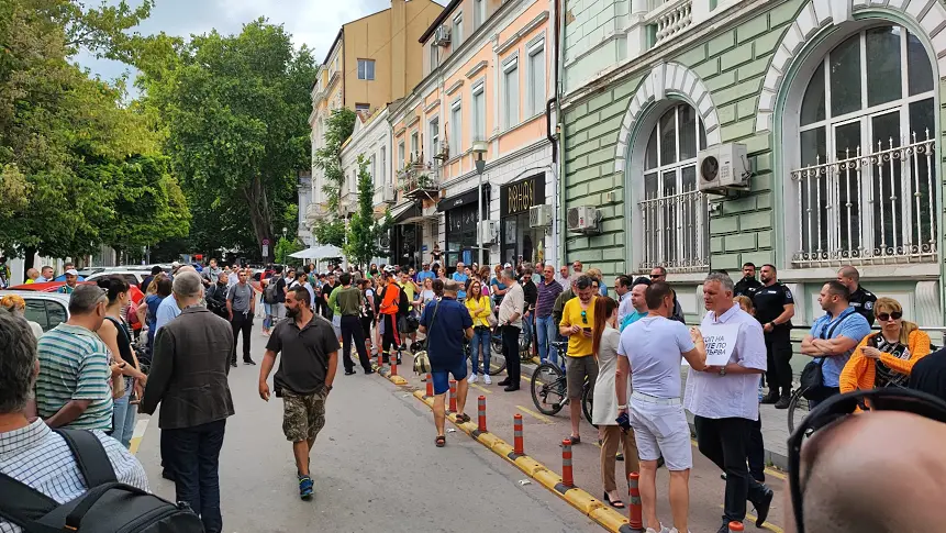 Десетки варненци протестираха срещу отменената заповед за коли по Крайбрежната алея