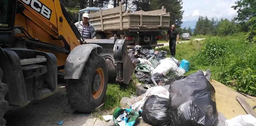 Общинари и деца от интернат почистиха местност в Родопите