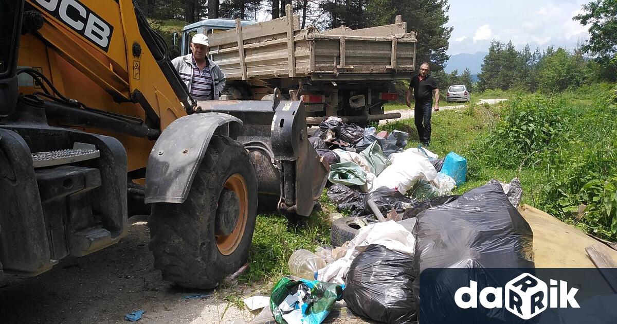 Почистване на красивата родопска местност Калинката организира Община Ракитово. Приятното