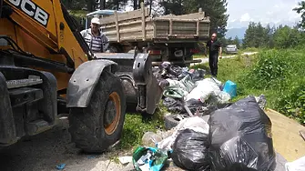 Общинари и деца от интернат почистиха местност в Родопите