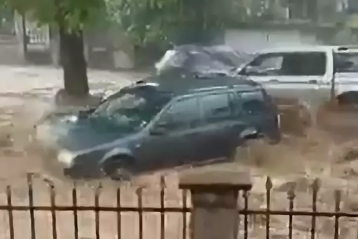 Проливни дъждове наводниха къщи и отнесоха коли в Берковица (видео)