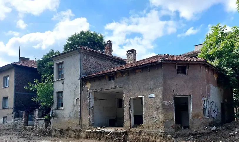 Търсят фирми за събарянето на сградите, спъващи ремонта на ул. „Даме Груев“