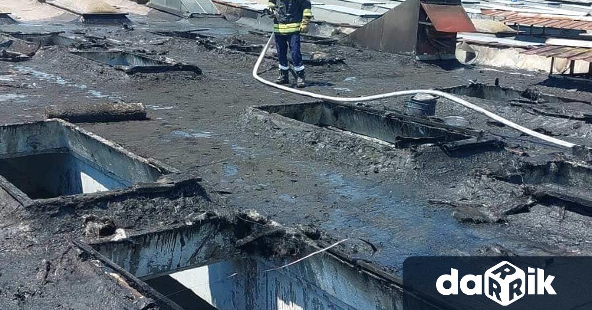 Покрив на производствено хале в Източен се запали и предизвика