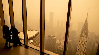 Отменени полети, барикадирани хора, маски: Ню Йорк се покри с димна завеса от канадските пожари (видео и снимки) 