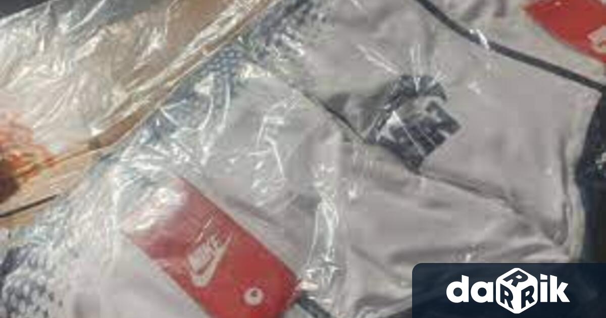Полицията иззе дрехи и спортни стоки на известни търговски марки