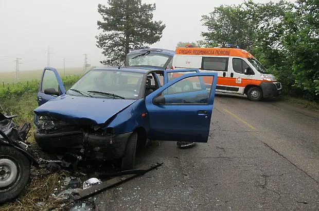 46-годишен водач загина при удар в крайпътно дърво