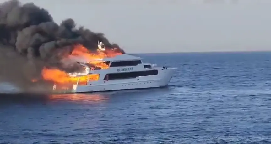 Трима британци са изчезнали след пожар на яхта в Египет (видео)