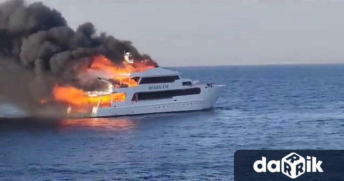 Трима британски туристи са в неизвестност след пожар на борда