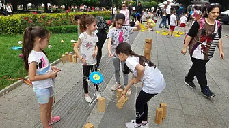 Близо 80 семейни отборa гостуваха в Плевен за спортния празник „Семейни игри в Градската градина“ 