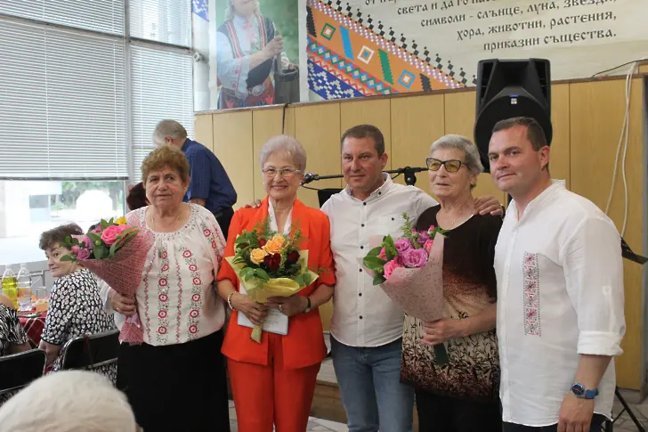 Кметът Пенчо Милков почете 40-годишния юбилей на пенсионерски клуб “Здравец”