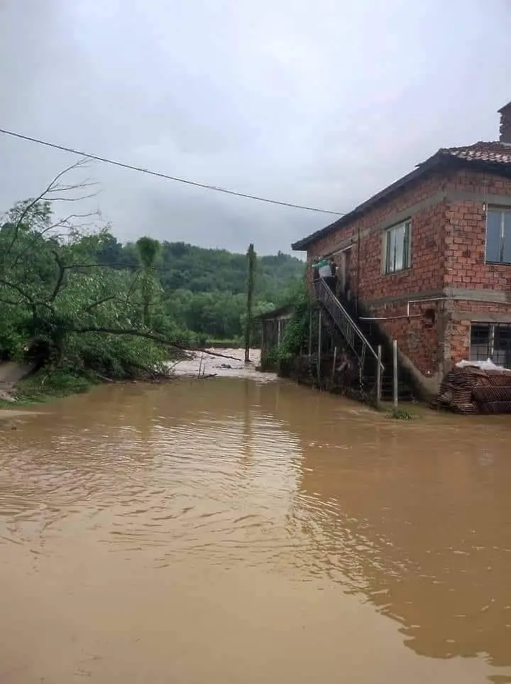 След наводненията: Водата в Етрополе остава негодна за пиене (видео и снимки) 