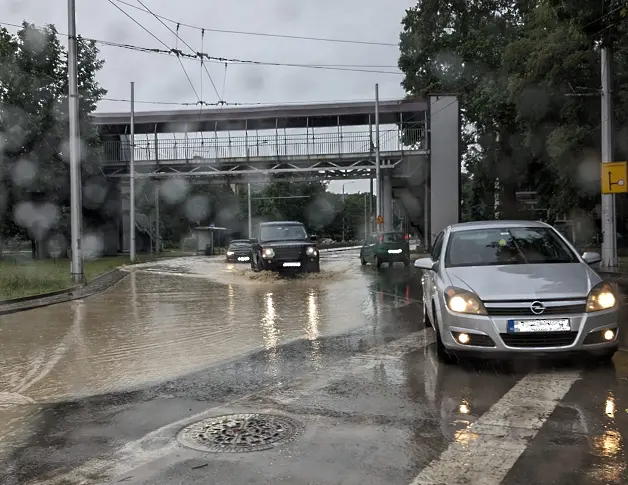 Наводнени улици след проливния дъжд във Варна