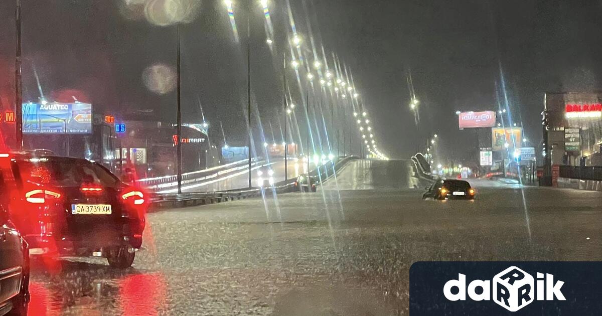 Поради обилните валежи временно бе затвореноза движение кръстовището на Лъвов