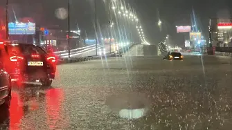 Движението на „Лъвов мост“ и ключови булеварди в София беше спряно поради обилните валежи 