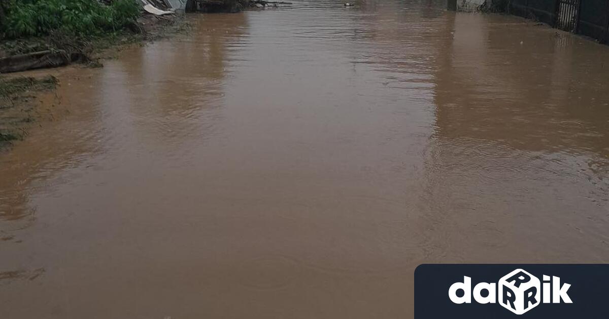 Проливният дъжд наводни къщи и пътни артерии в село Лиляче