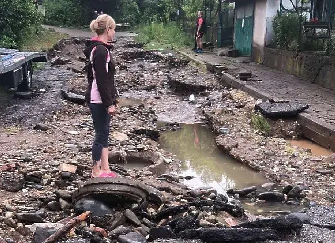 Реки по улиците, наводнени домове, разбит асфалт: Северозападна и Западна България е под вода