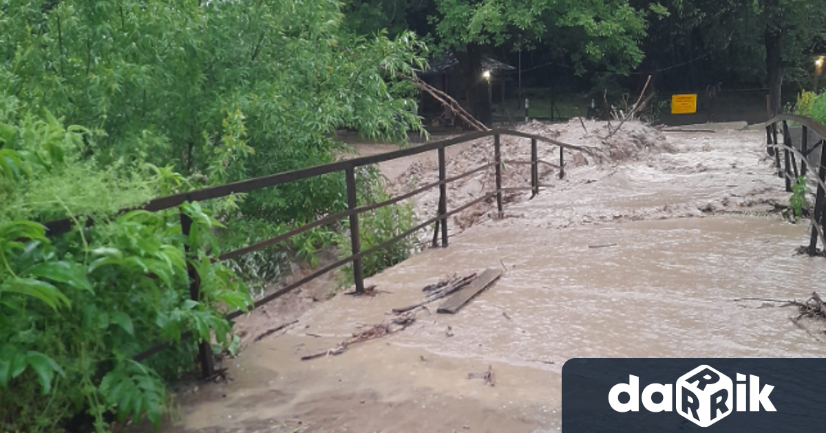 Наводнени къщи и улици в Етрополе Обявено е частично бедствено