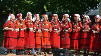Фолклорни изпълнители от България, Украйна и Румъния се представят на събора край Дебрене
