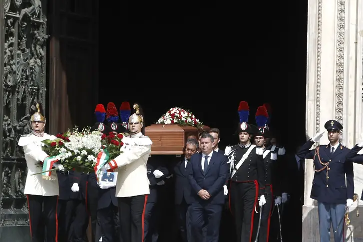 ”Той оставя огромна празнота”. Италия се сбогува с Берлускони (снимки)