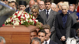 Италия се сбогува с Берлускони