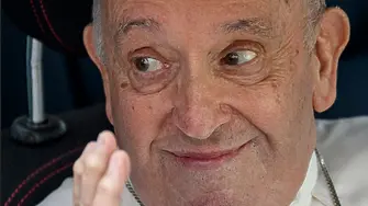 „Добре съм, още съм жив“. Изписаха Папа Франциск от болницата, завръща се у дома