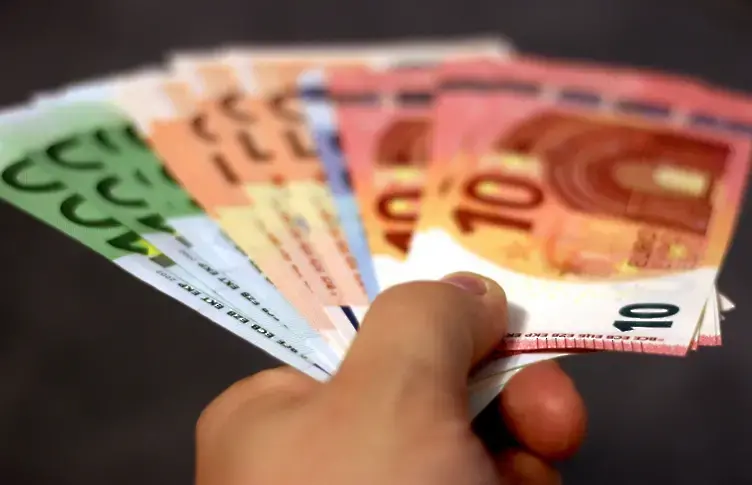 Колко пари върнаха у дома българските емигранти през април?